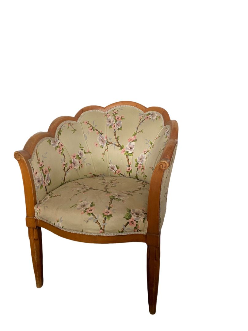 Null 模制和雕刻的木制贡多拉扶手椅，多叶背，锥形前腿

樱桃树枝的软体家具

装饰艺术时期

约1920-1930年

88 x 64 x 48 厘米 34&hellip;