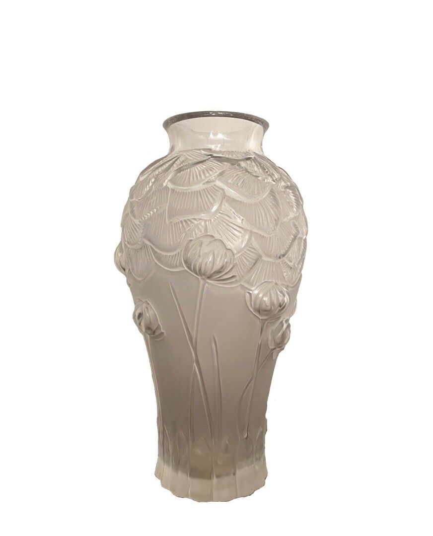 Null 法国LALIQUE公司

压制成型的玻璃花瓶，装饰有叶子和荷花，膨胀的瓶身

底座下有 "Lalique France "签名

高29厘米-高11,&hellip;