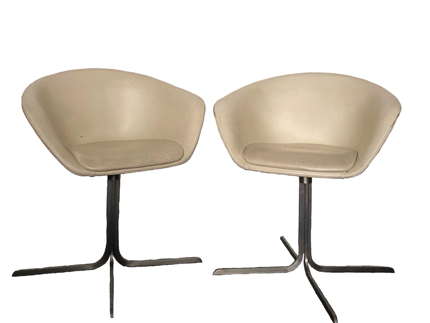 Null Pair of armchairs with swivel seat, upholstered in cream leather, the cruci&hellip;