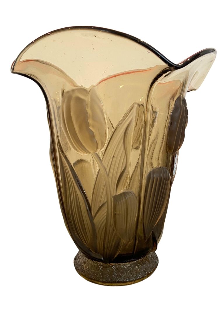 Null 压制的玻璃花瓶，烟熏色，有郁金香装饰 
背面标有 "比利时制造"。 
大约在1960年
高23厘米