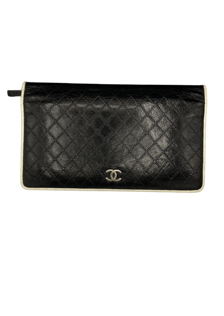 Null CHANEL 
Modell Timeless
Brieftasche aus schwarzem und elfenbeinfarbenem Led&hellip;