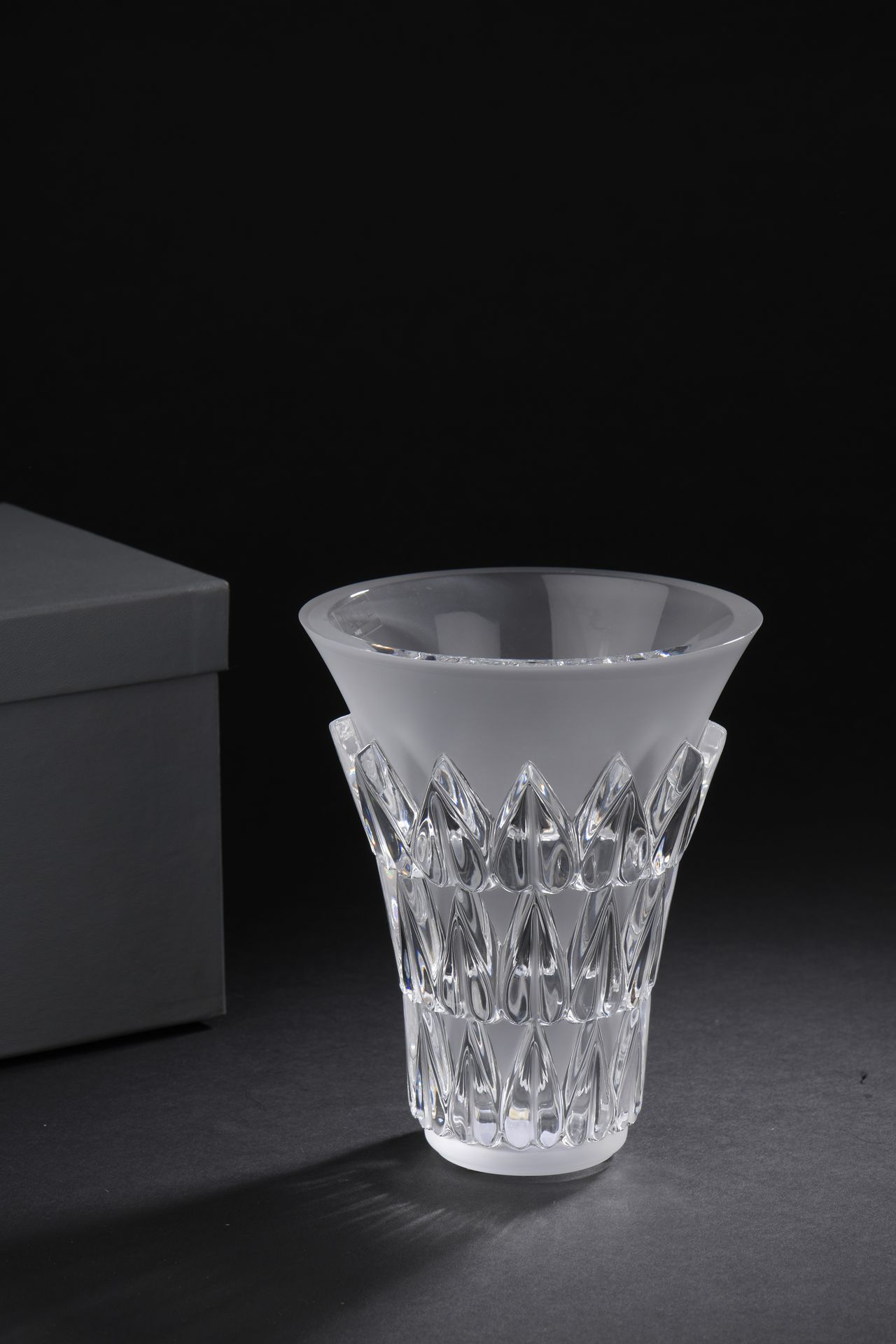 Null LALIQUE France

Vase en cristal translucide pressé moulé, modèle "Feuilles"&hellip;