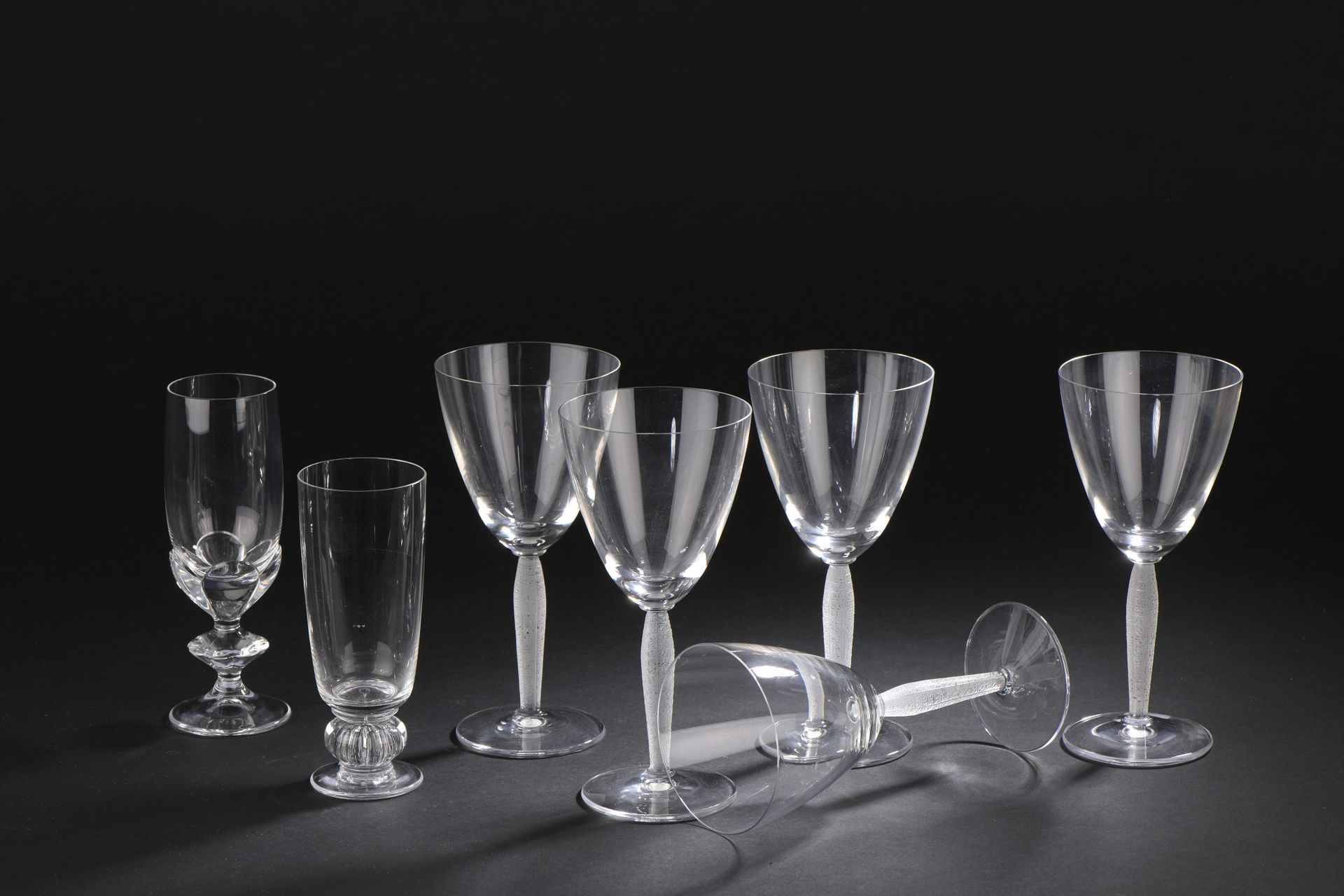 Null LALIQUE France 

Suite of five pressed crystal leg glasses, partly satin de&hellip;