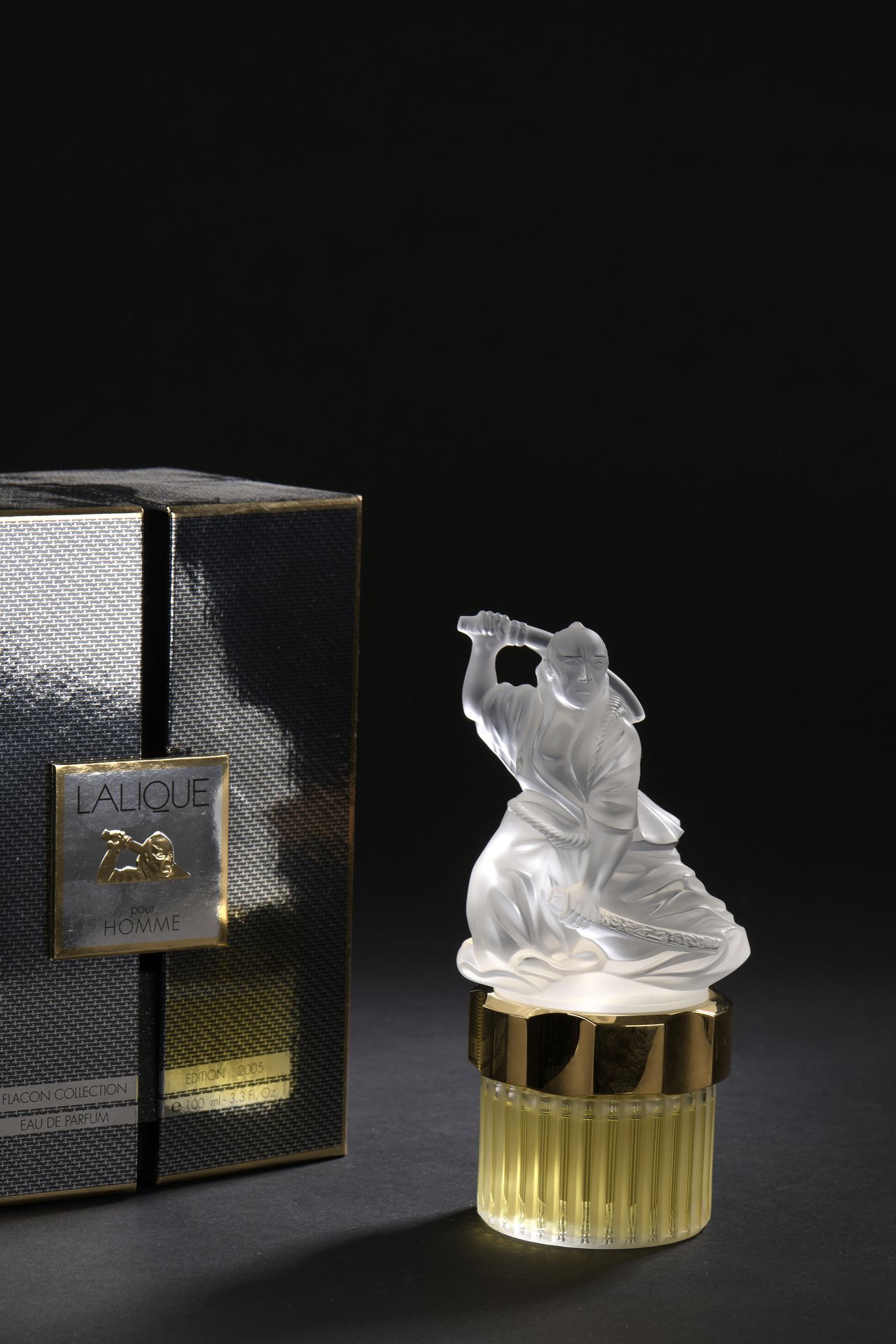 Null LALIQUE香水

"Samouraï

缎面处理的水晶和镀金金属的收藏瓶，2005年版，在底座下的点上签名。

淡香精，100毫升。

(装在原来&hellip;