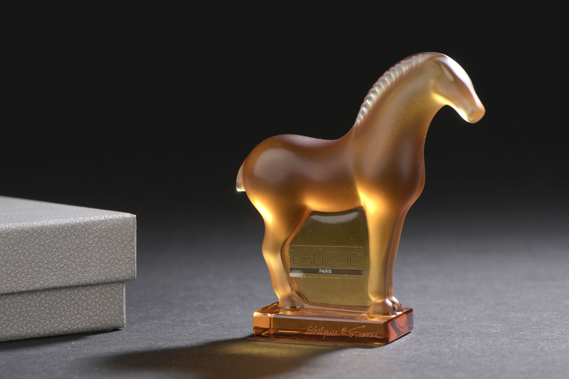 Null LALIQUE France 

Paper press model "Cheval tang" in amber satin crystal. 

&hellip;