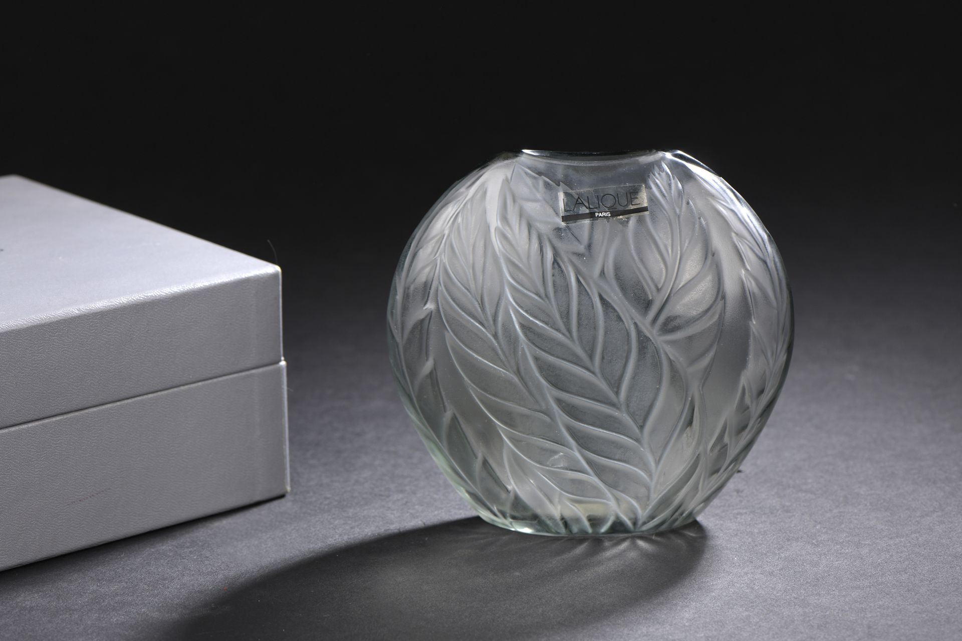 Null LALIQUE France

Vase en cristal pressé moulé fumé à décor de feuilles allon&hellip;