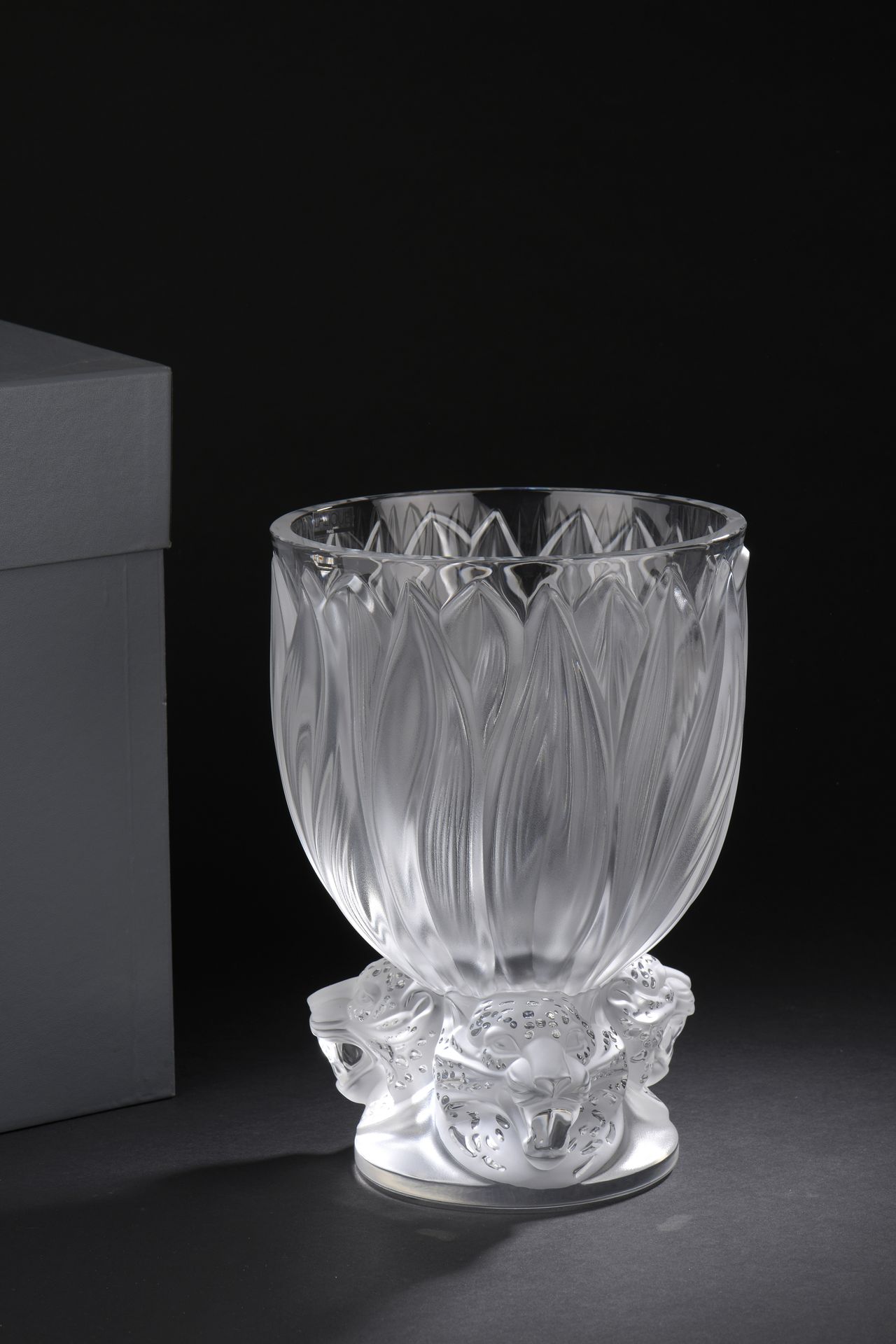 Null 
LALIQUE France

Vase en cristal translucide pressé moulé modèle "Trois Jag&hellip;
