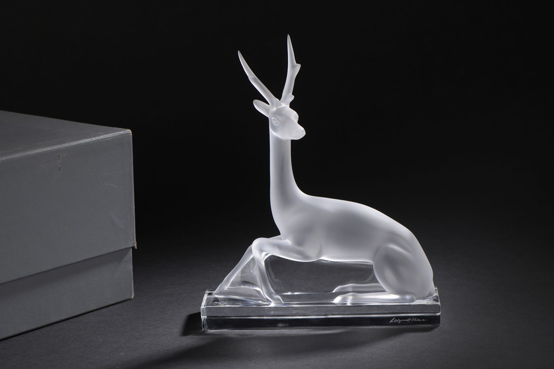 Null LALIQUE France

"Cerf" en cristal translucide pressé moulé.

Signé "Lalique&hellip;