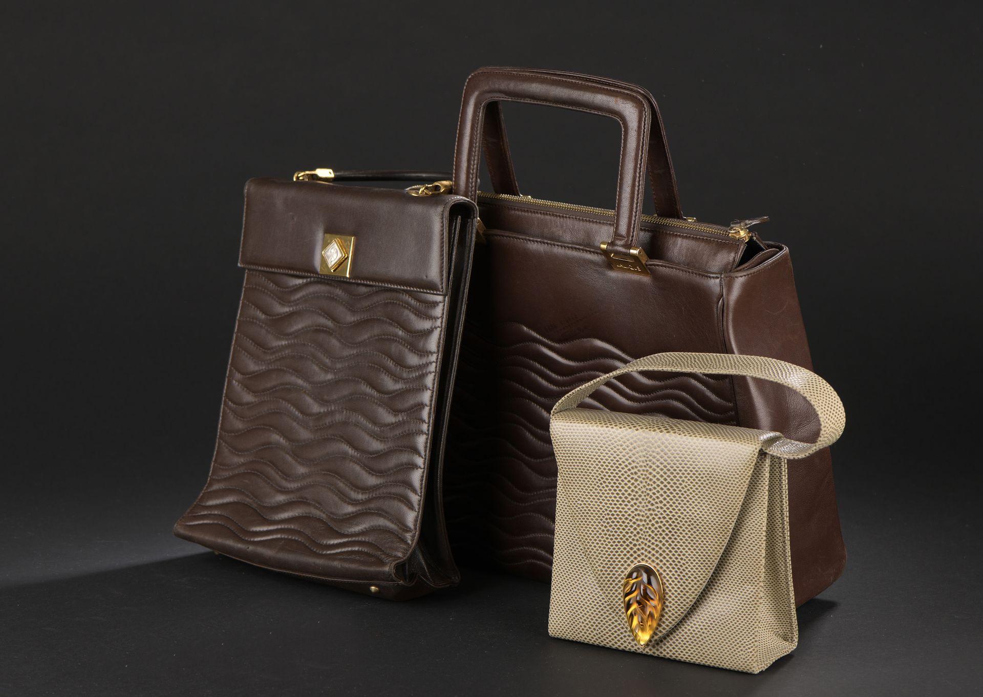 Null LALIQUE巴黎，法国制造

一套三个的皮包。

双柄37厘米手提包和配套的单柄22厘米手提包，"Ondines "型号，棕色缝制的皮革。(附带防尘&hellip;