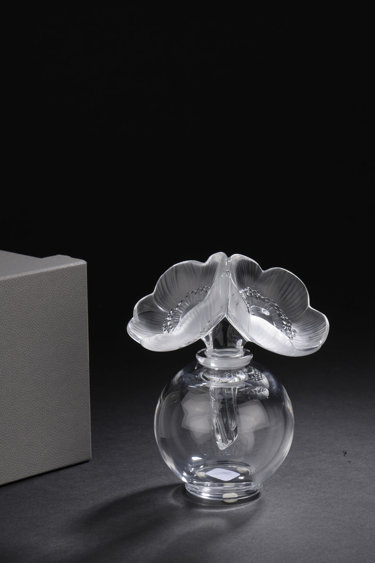 Null LALIQUE France 

Flacon "deux anémones" en cristal pressé moulé, de forme s&hellip;