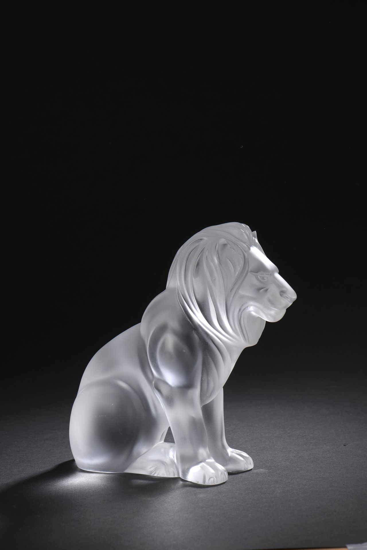 Null LALIQUE 法国

缎面水晶狮子，"Bamara "型号

底座下有 "Lalique France "签名

高_20厘米

(铸造缺陷)