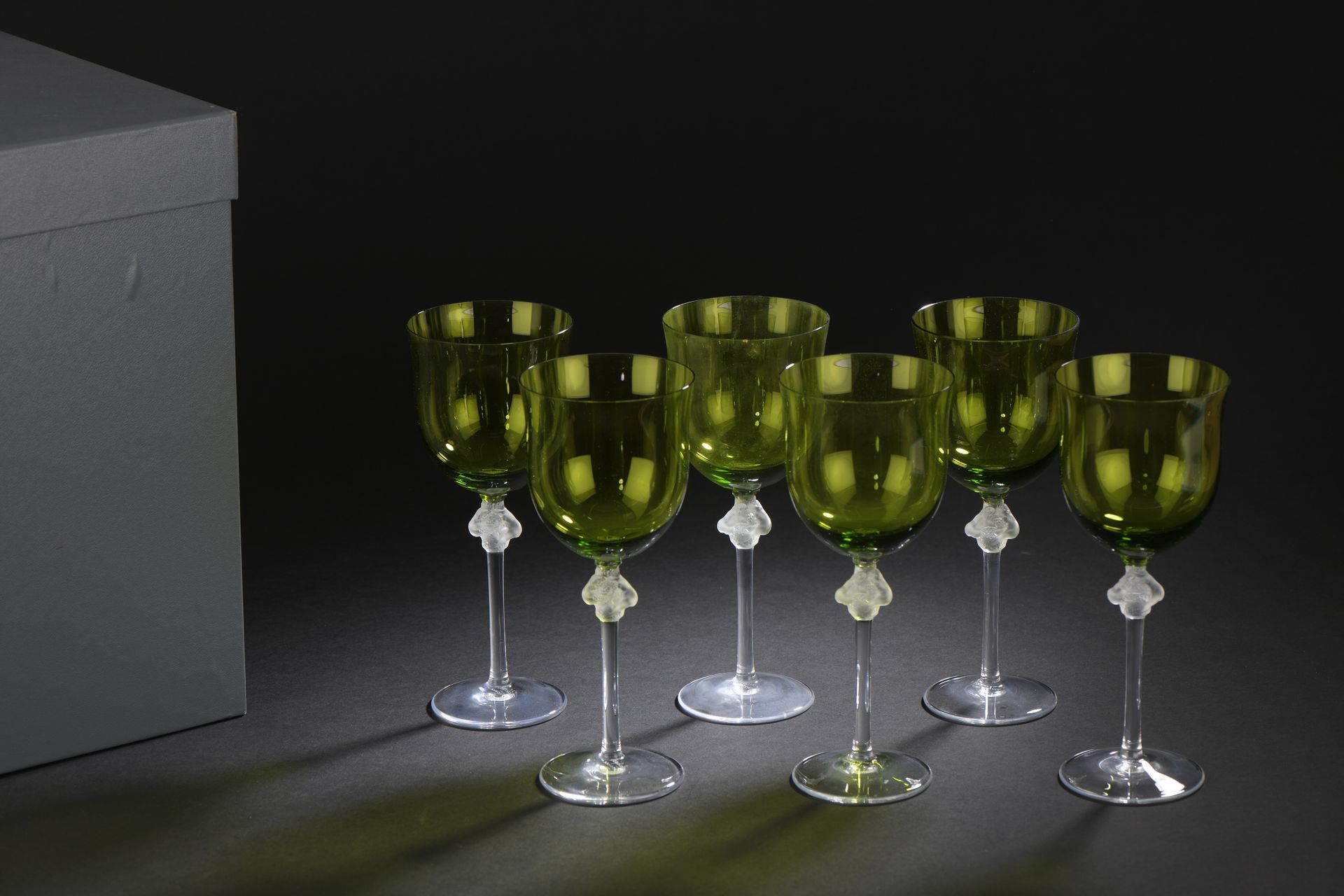 Null 
LALIQUE France




Suite de six verres à eau en cristal transparent et ver&hellip;