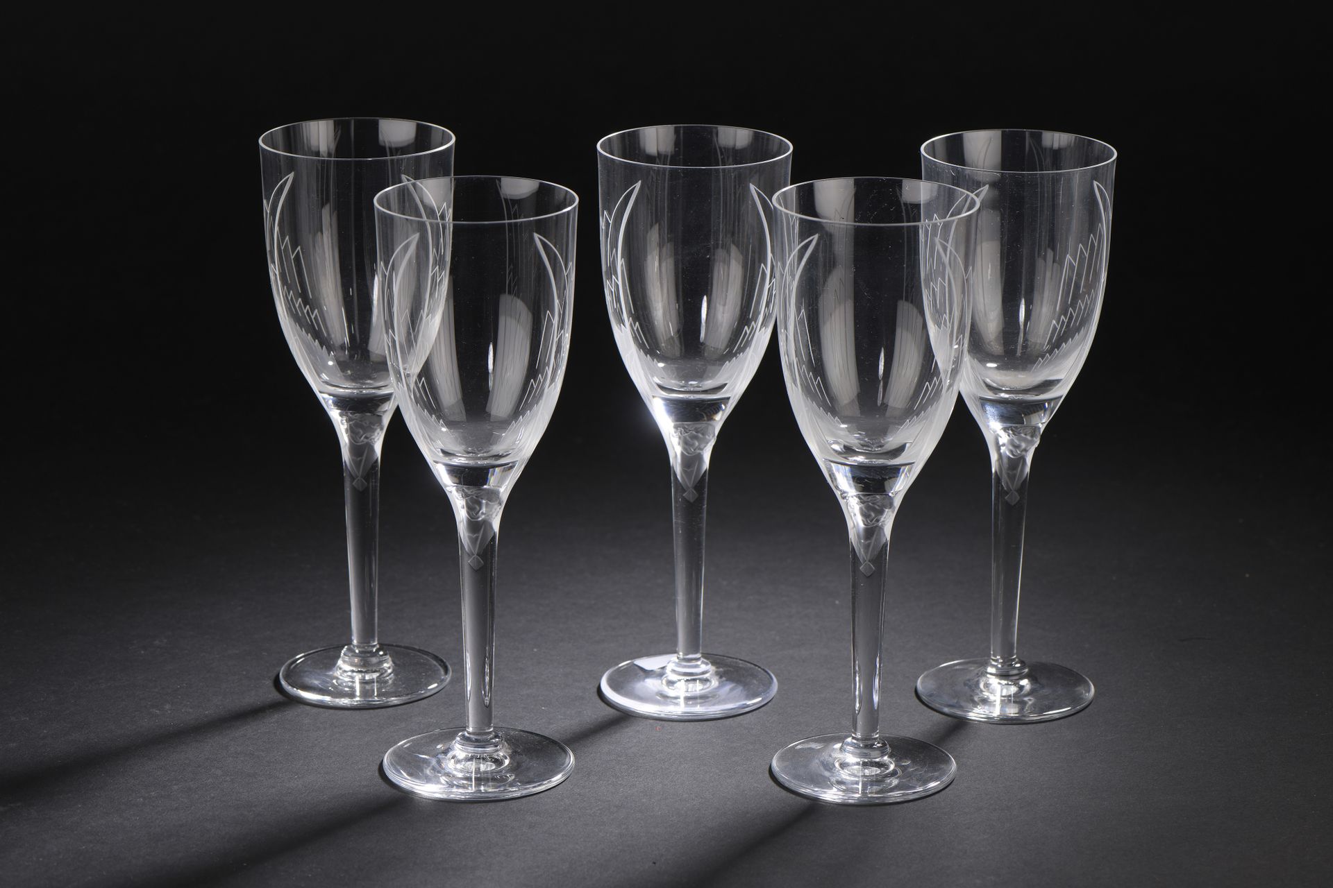 Null LALIQUE France

Cinq flutes à champagne en cristal pressé moulé du modèle "&hellip;