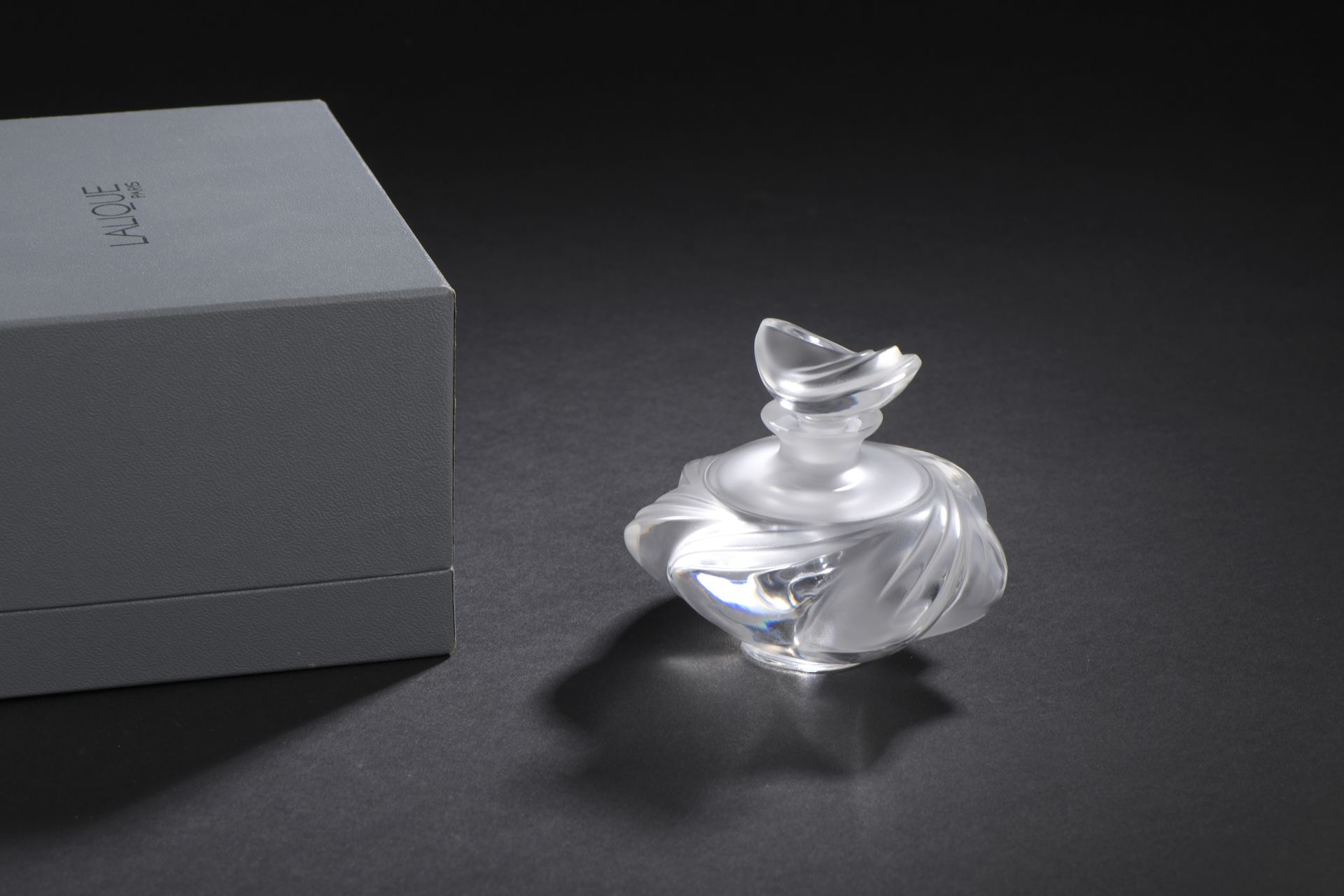 Null LALIQUE France

Flacon de parfum en cristal soufflé moulé à motifs d'enroul&hellip;