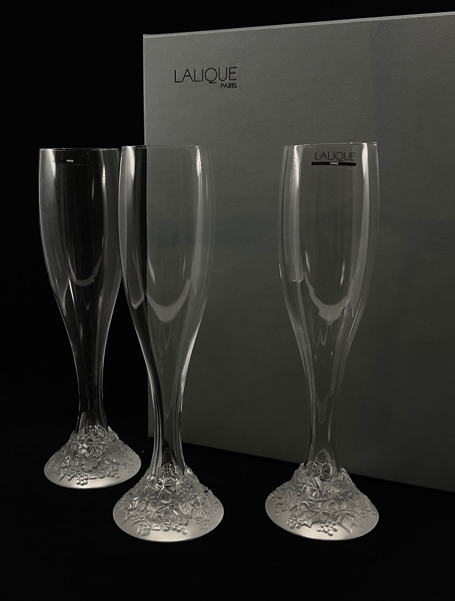 Null LALIQUE France

Trois flûtes à Champagne "Célébration 2000" en cristal tran&hellip;