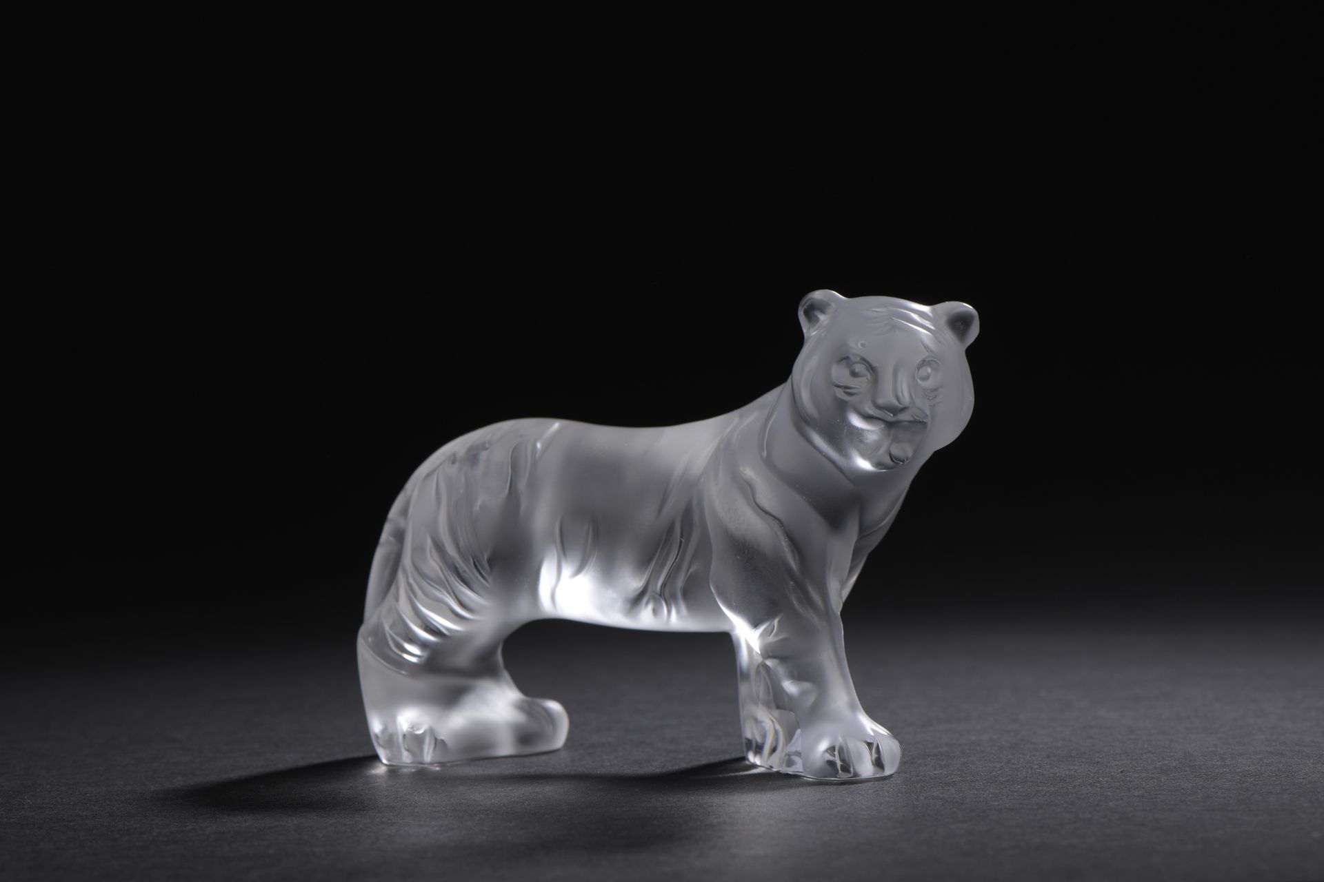 Null LALIQUE 法国

"Tigre du Bangale "为缎面处理的压制水晶。

签名：Lalique France

高_9厘米