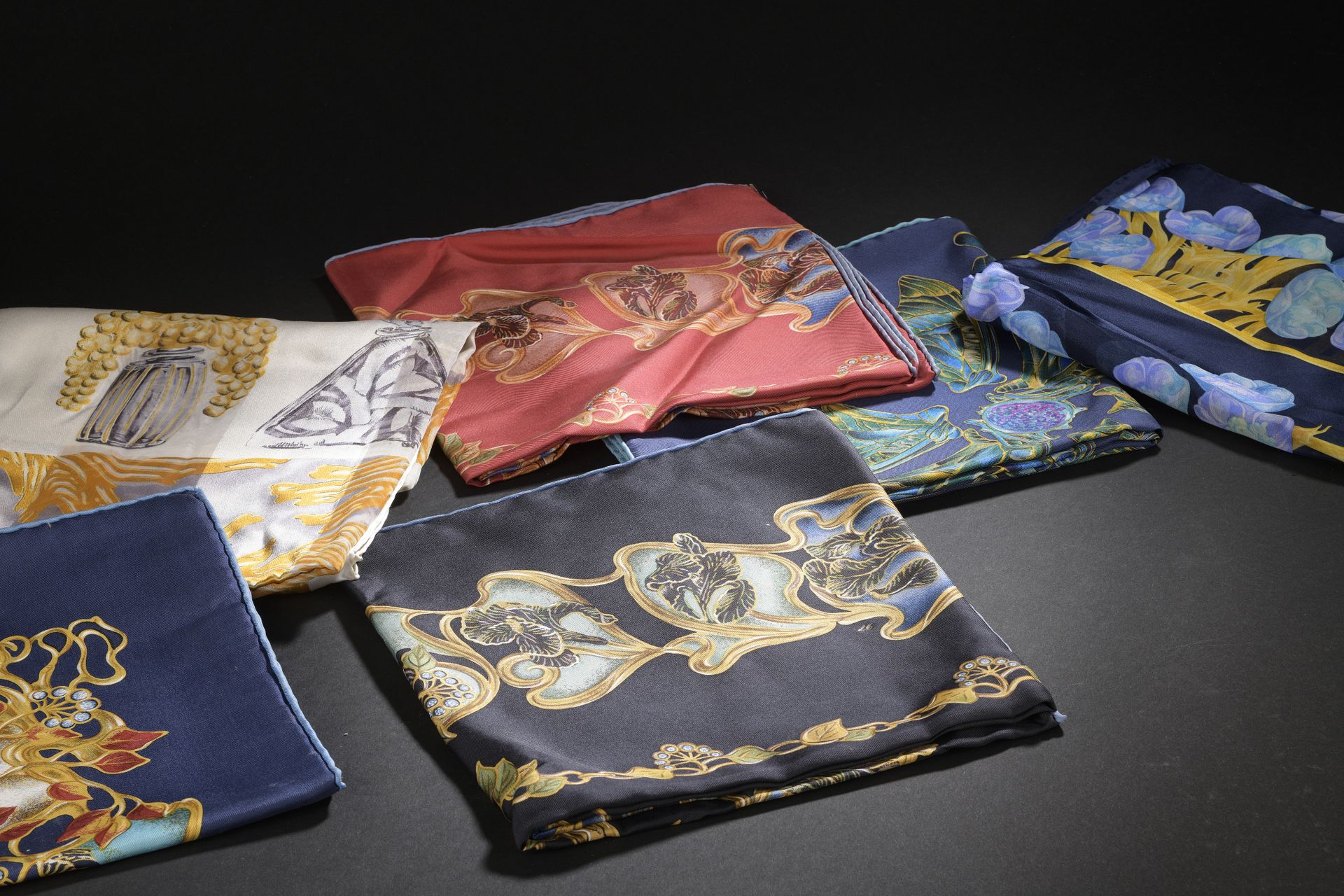 Null LALIQUE巴黎，法国制造

两个丝绸方块，型号为 "Les bijoux de René Lalique"，一个为红色背景，另一个为海军蓝色背景。&hellip;