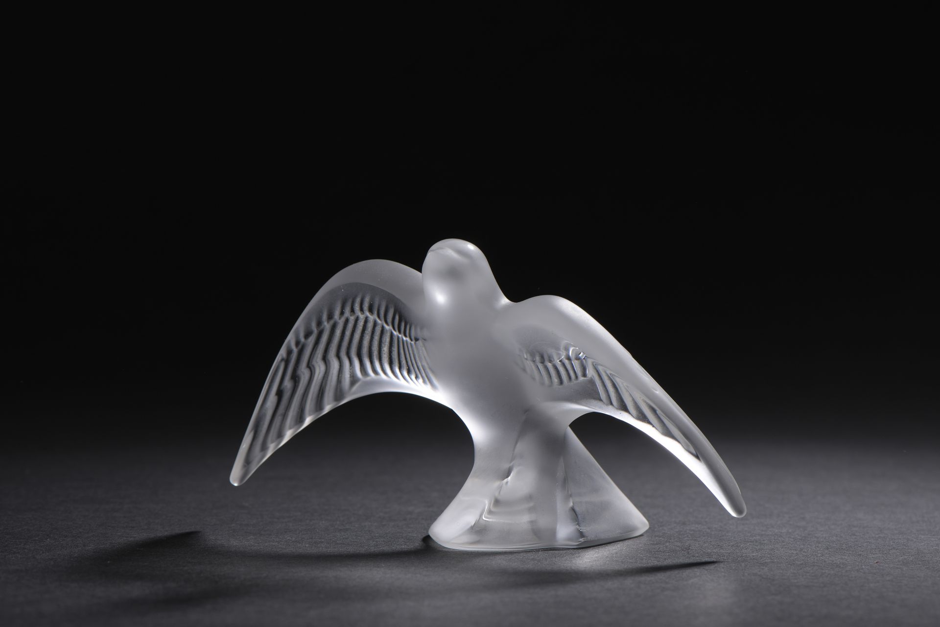 Null LALIQUE 法国

一个部分缎面处理的压制水晶主题，有一只燕子。

底座下有 "Lalique France "签名，编号为P 98 2006/3&hellip;