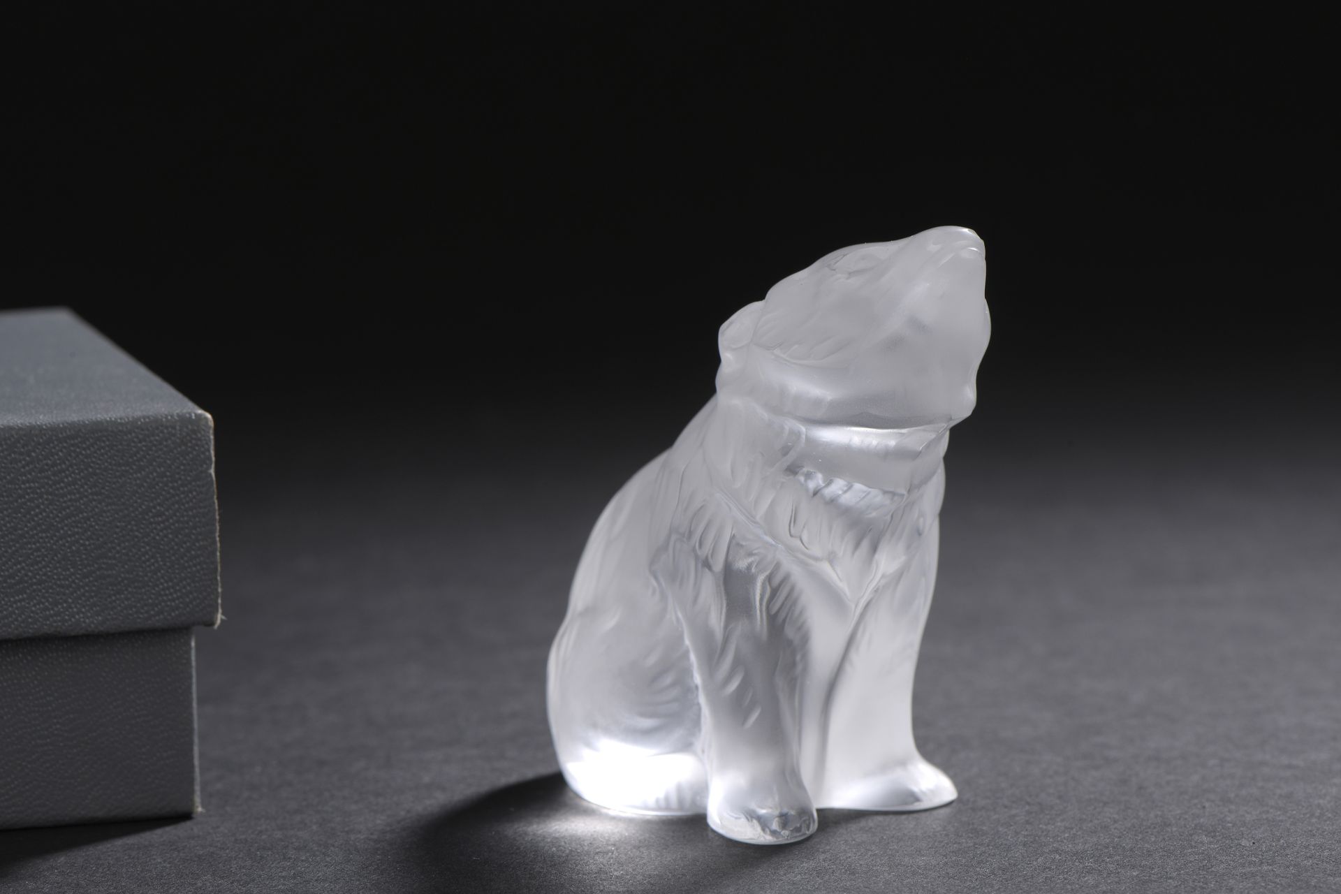 Null LALIQUE 法国

模压水晶熊，缎面处理，"Nouria "型号。

署名 "Lalique France"。

高_7,5厘米

(在它的盒子里&hellip;