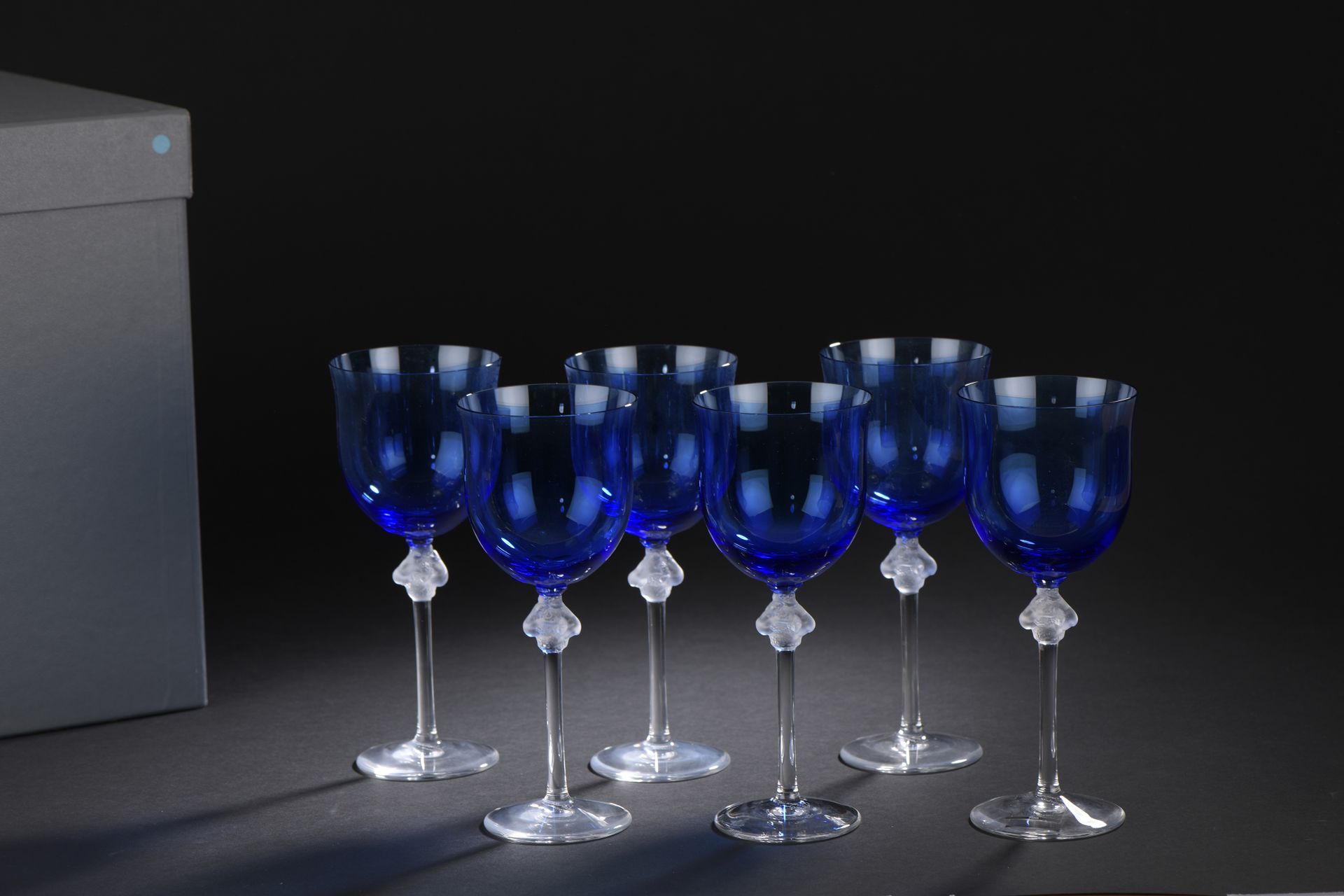 Null 
LALIQUE France




Suite de six verres bourg en cristal transparent et ble&hellip;