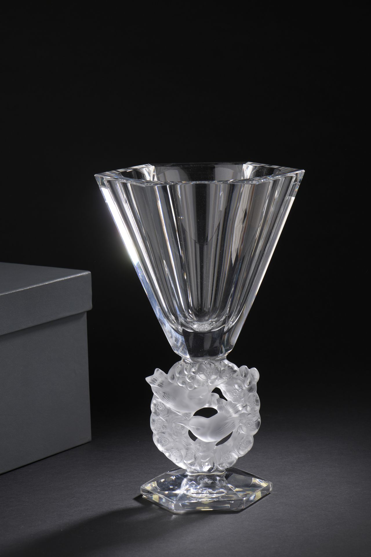 Null LALIQUE France

Vase en cristal translucide pressé moulé modèle "Mésanges",&hellip;
