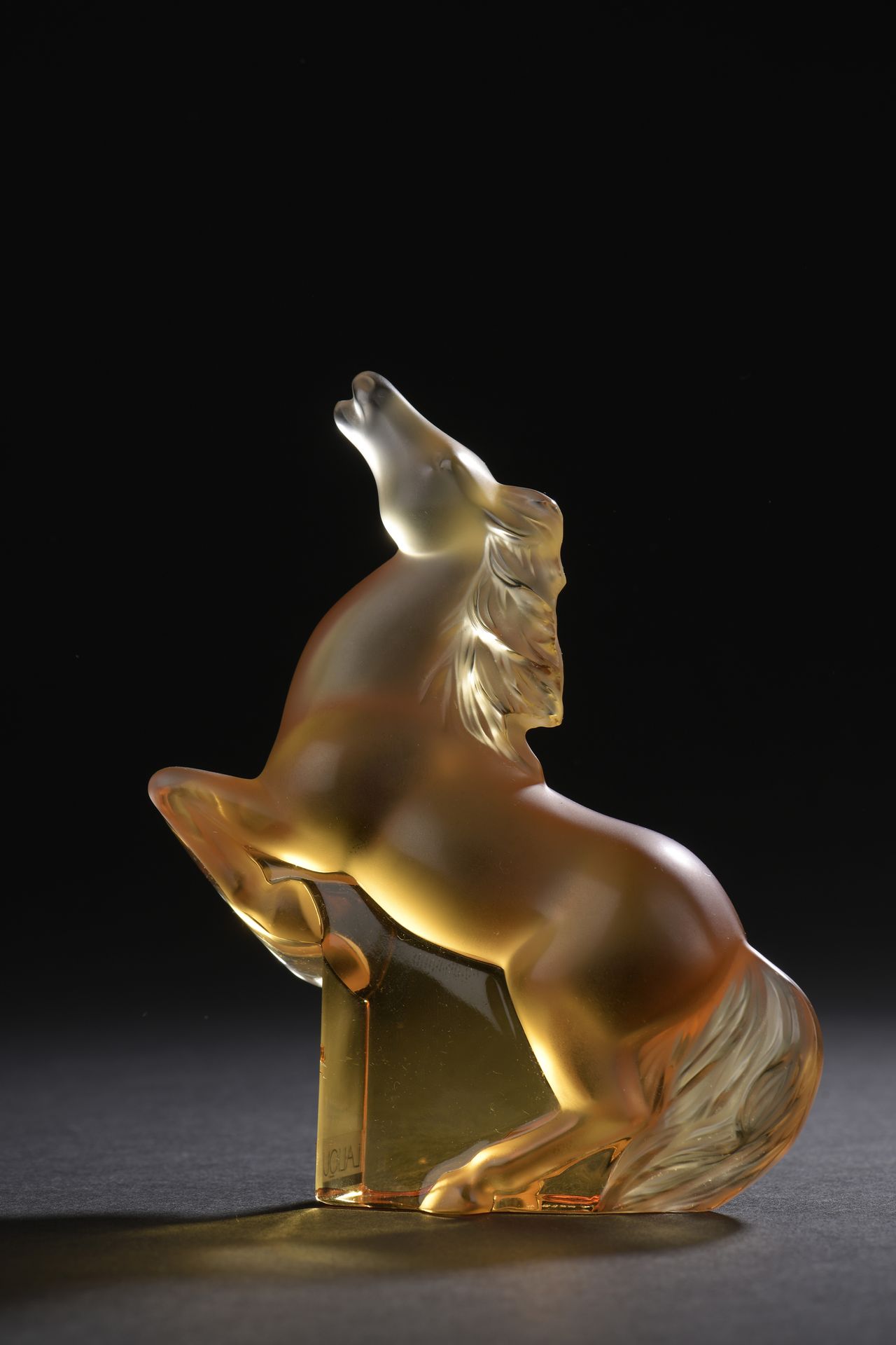 Null LALIQUE 法国

压制的水晶主题，成型，琥珀色，部分经缎面处理，呈现出一匹奔腾的马。

署名 "Lalique France"。

高_14厘米
