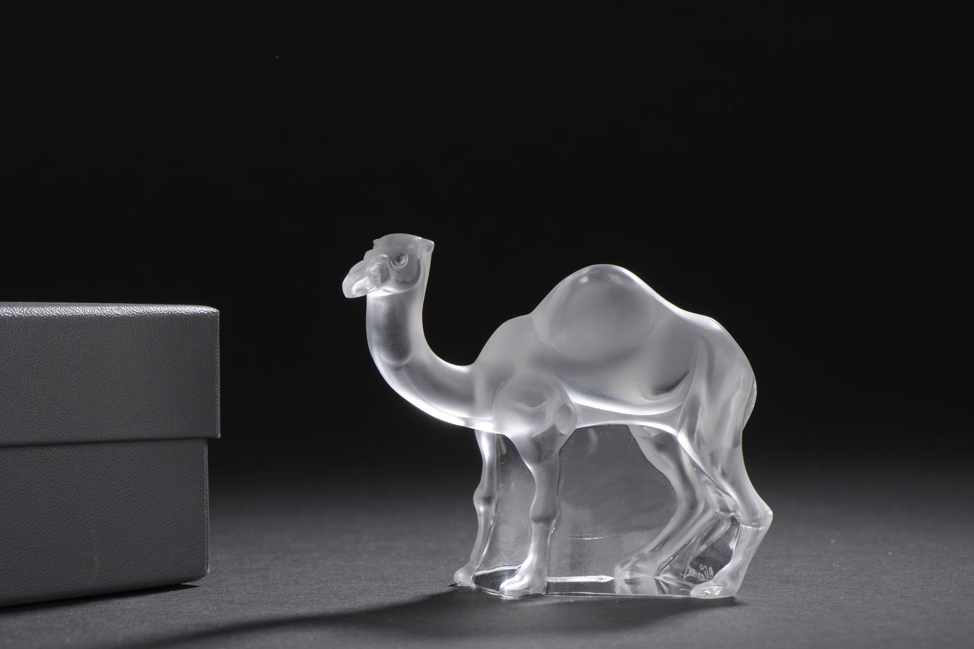 Null LALIQUE Francia

Objeto de cristal satinado, modelo "dromedario de Djerba".&hellip;