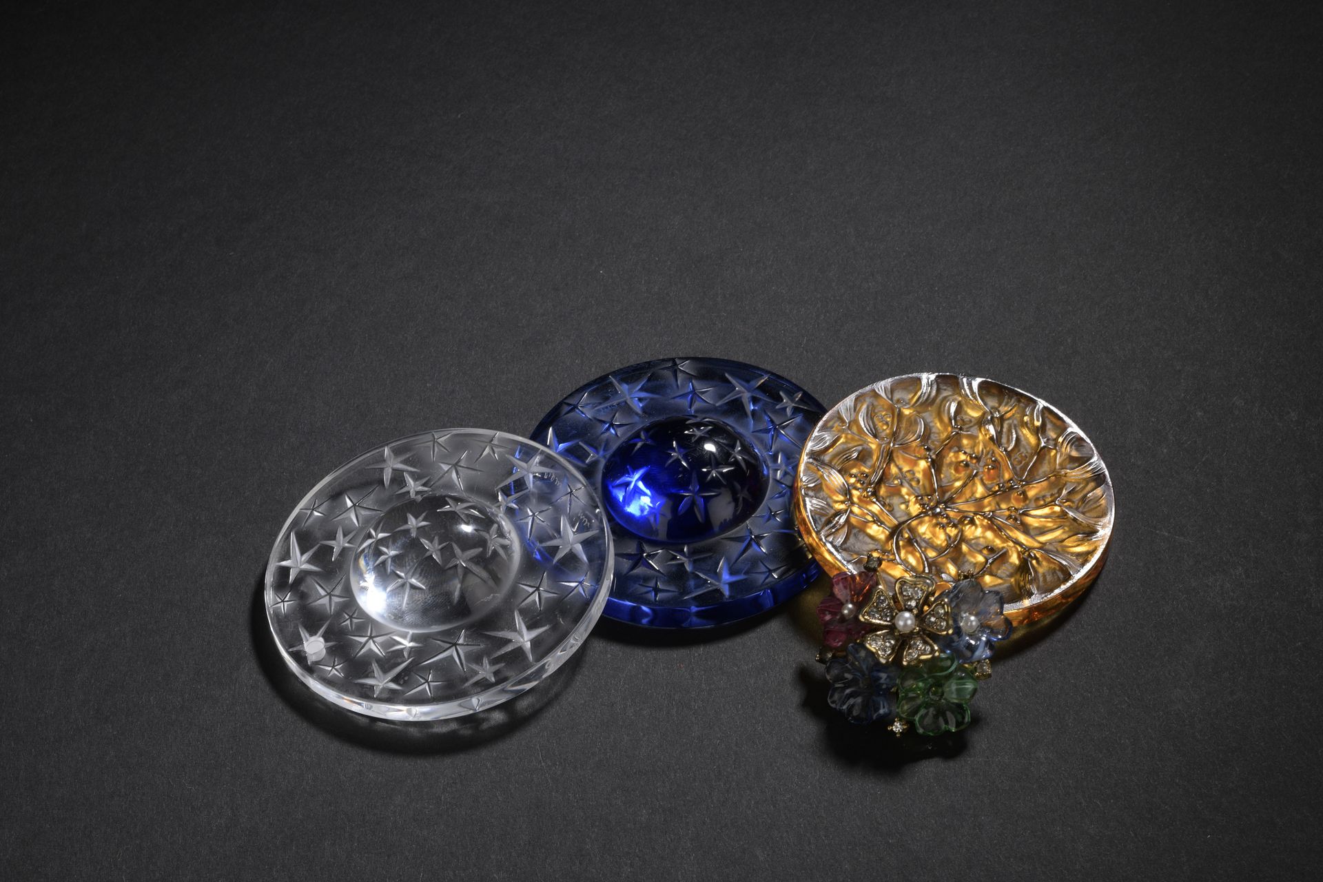 Null LALIQUE France

Lot de trois pendentifs circulaires en cristal moulé pressé&hellip;