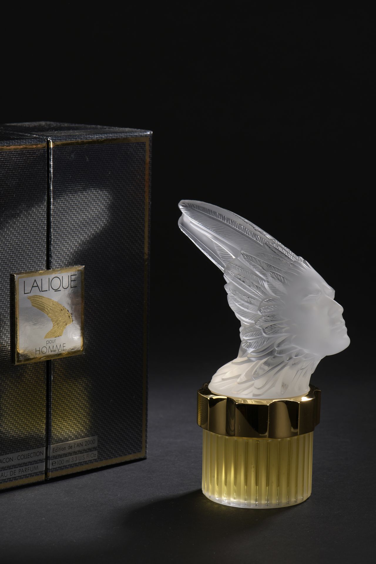 Null LALIQUE香水

"Mascotte Phénix

缎面处理的水晶和镀金金属的收藏瓶，2000年版，在底座下的点上签名。

淡香精，100毫升。&hellip;