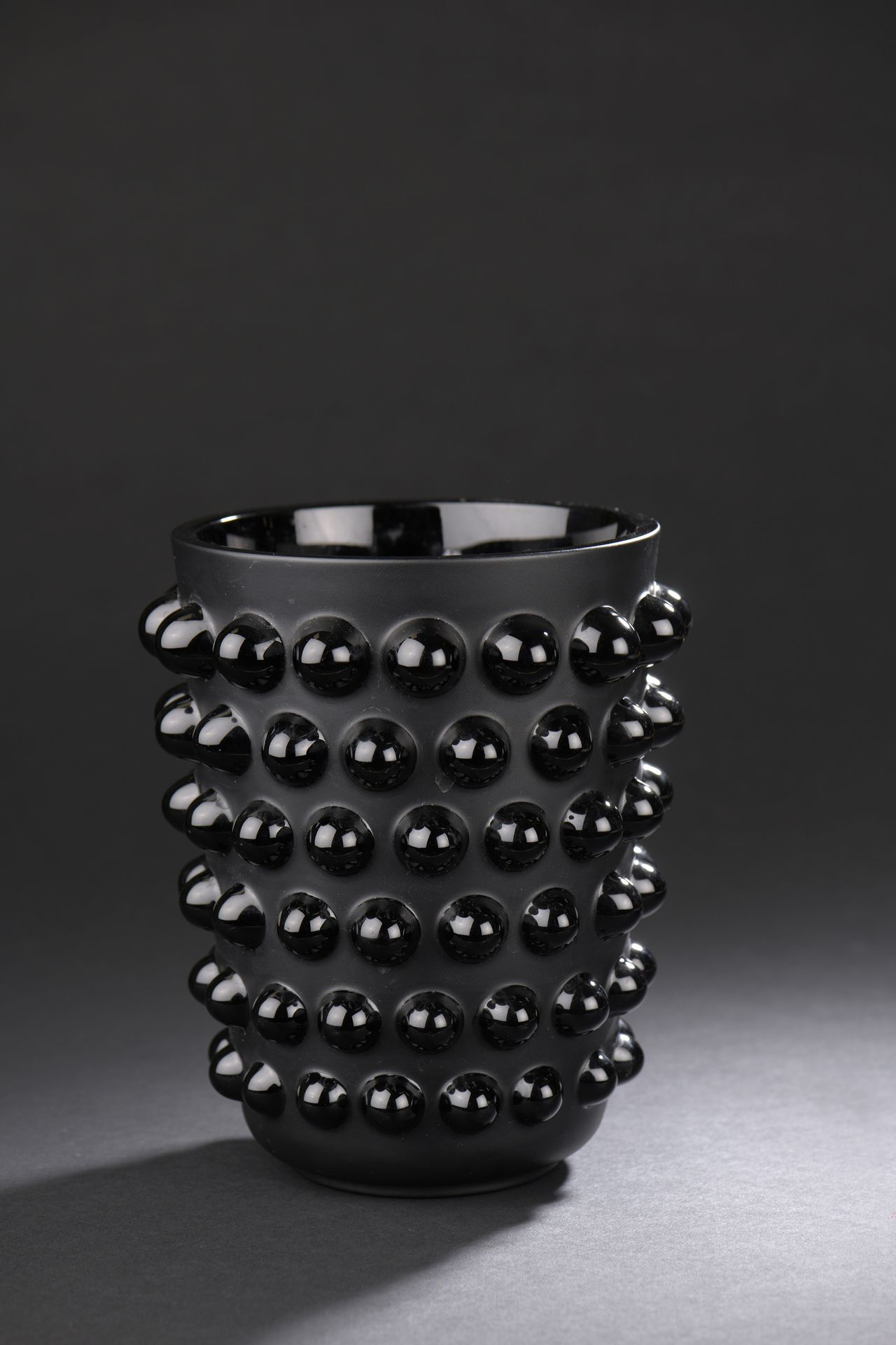 Null LALIQUE France

Vase en cristal noir pressé moulé, modèle "Mossi". 

Signé &hellip;