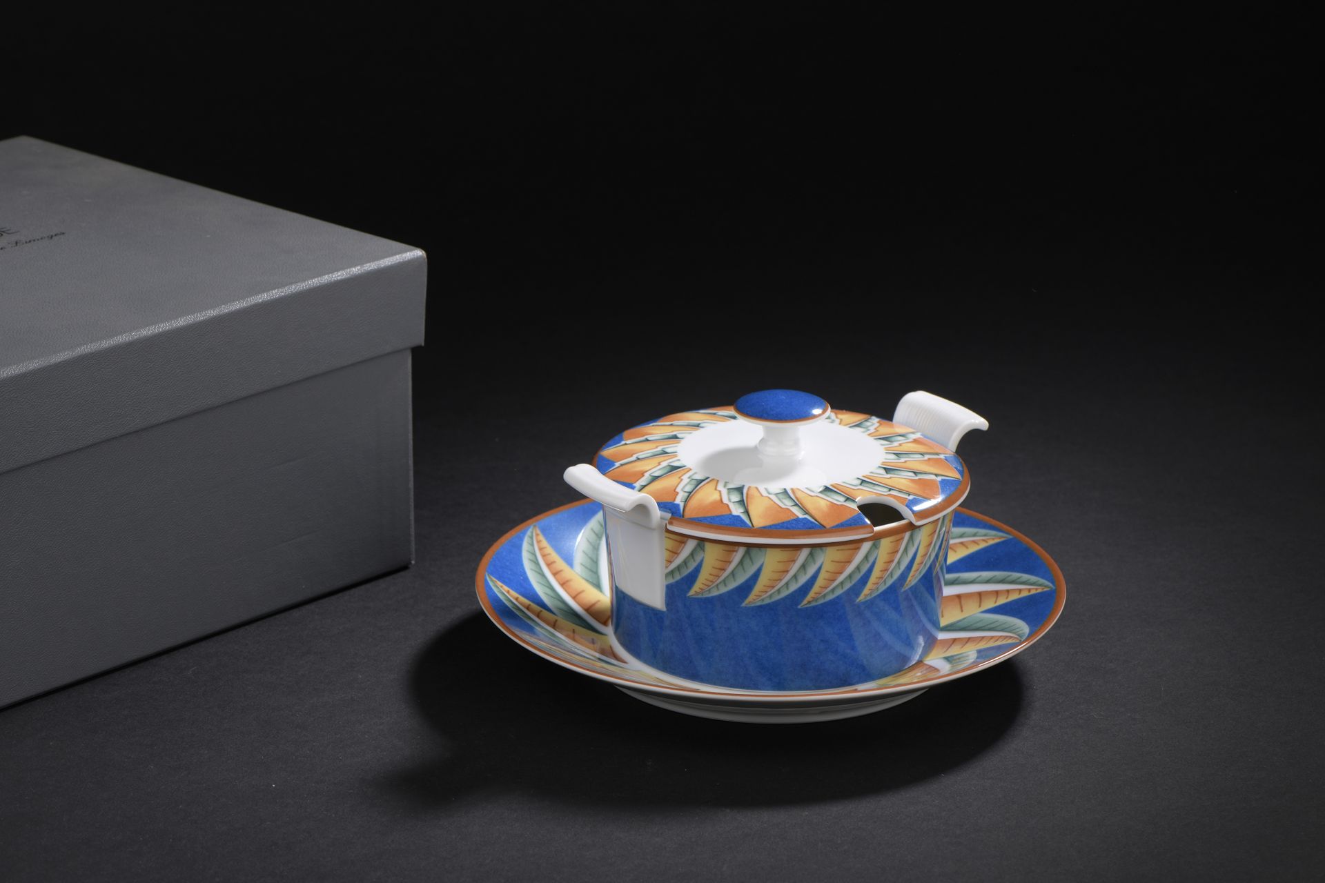 Null LIMOGES & LALIQUE 

Bouillon couvert en porcelaine de Limoges modèle "Solei&hellip;