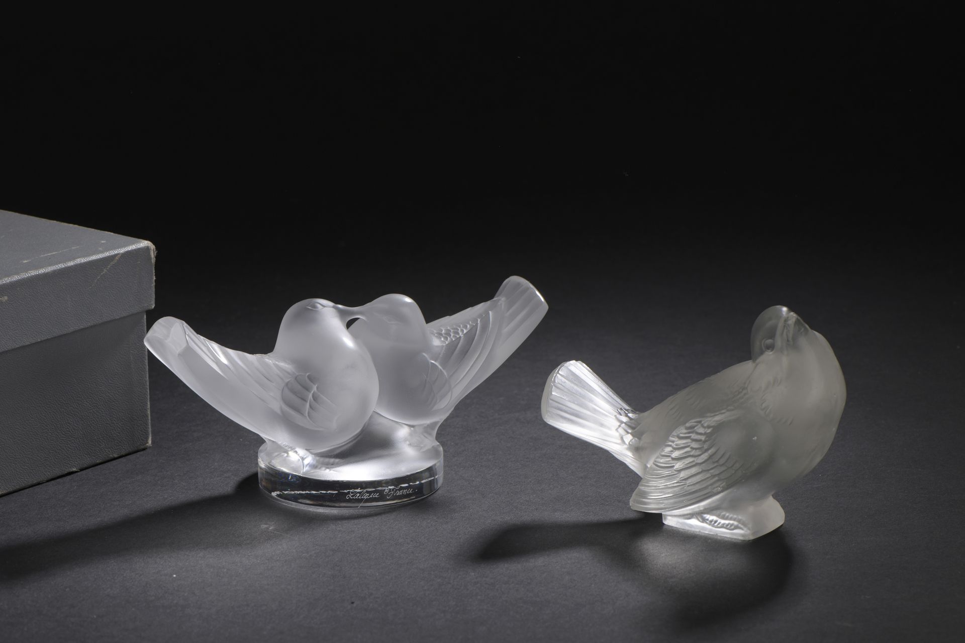 Null LALIQUE 法国

模制和缎面处理的压制水晶主题，"Amour des oiseaux "模型。

底座下有 "Lalique France "的&hellip;