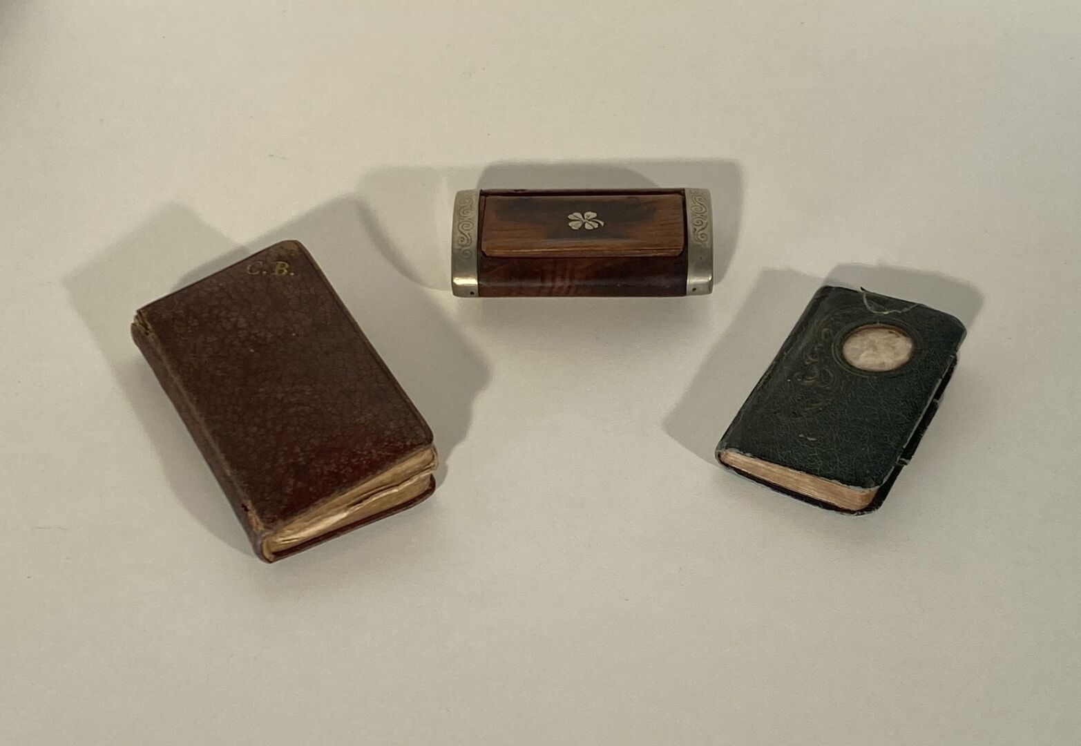 Une tabatière en bois et étain, un carnet et un livre de messe petit format Mise&hellip;