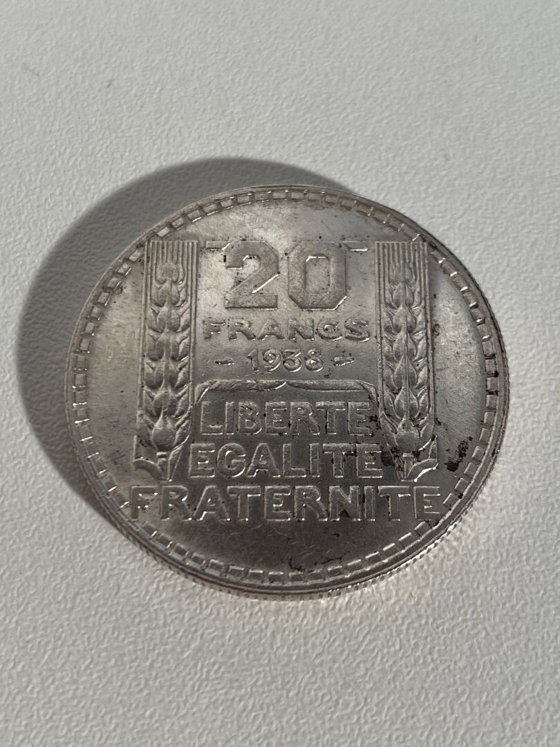 Une pièce de 20 Fr Francs en argent datée de 1938 PB : 20.02 g Mise à prix : 10 &hellip;