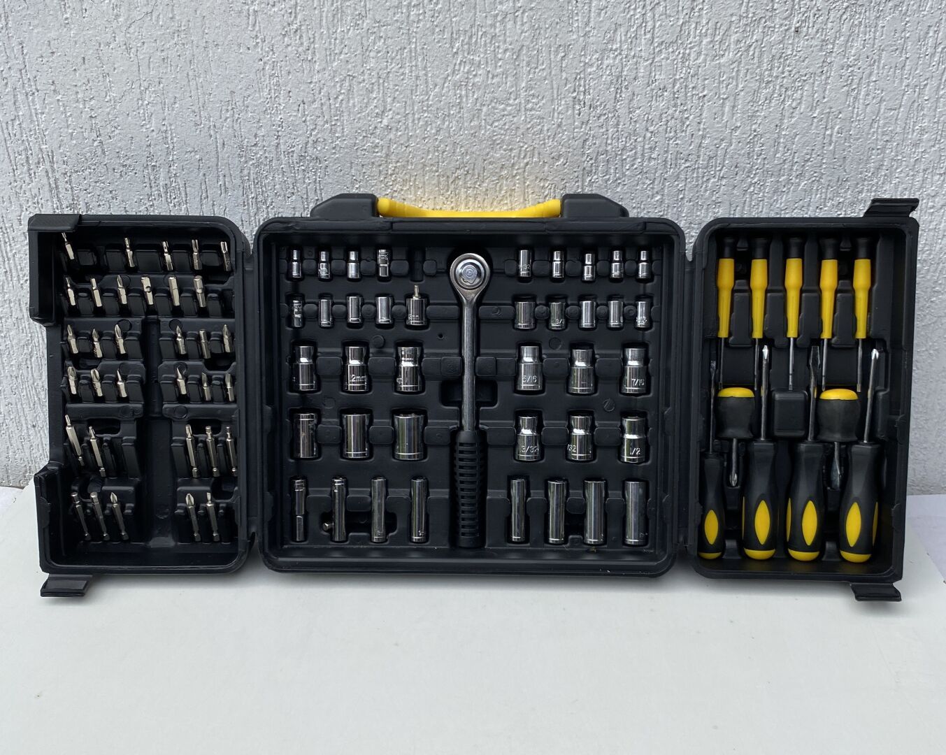 Un coffret d'outils comprenant 11 tournevis, 1 clé étoile avec ses 40 pièces et &hellip;