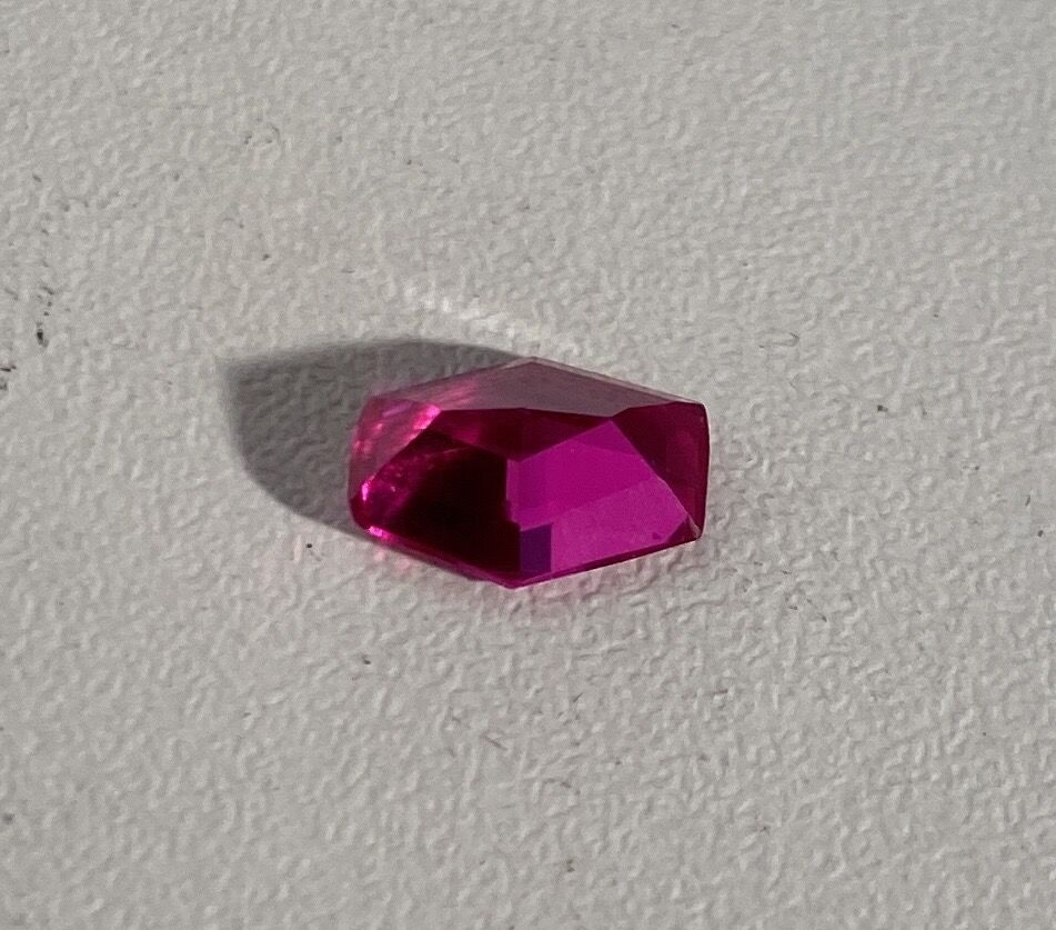 Un rubis synthétique sur papier taille hexagonale de couleur rose PB : 2 carats &hellip;