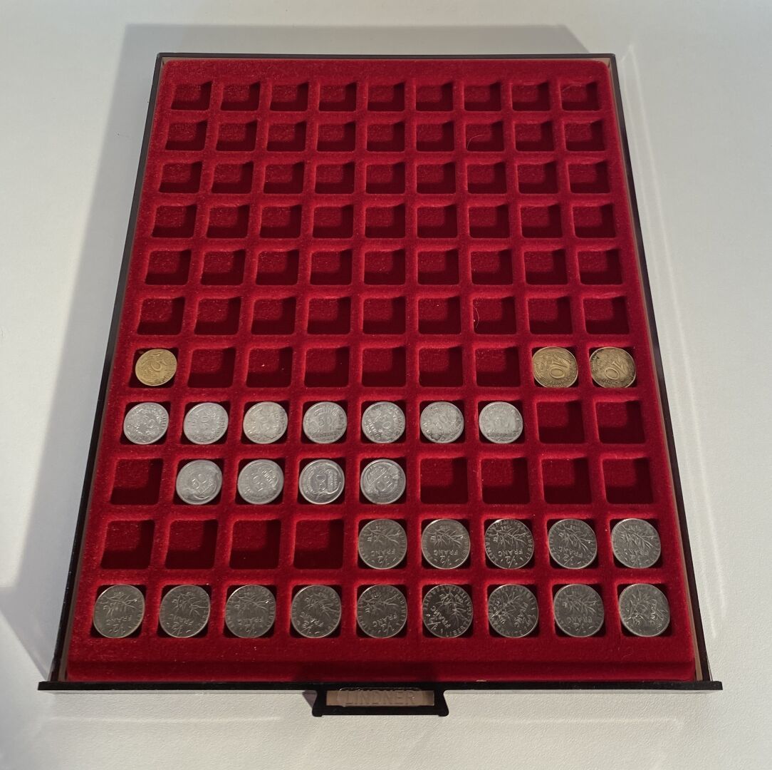 Un box pour monnaies de pièces de 1/2 Fr Francs, 10 et 50 centimes datées de 194&hellip;