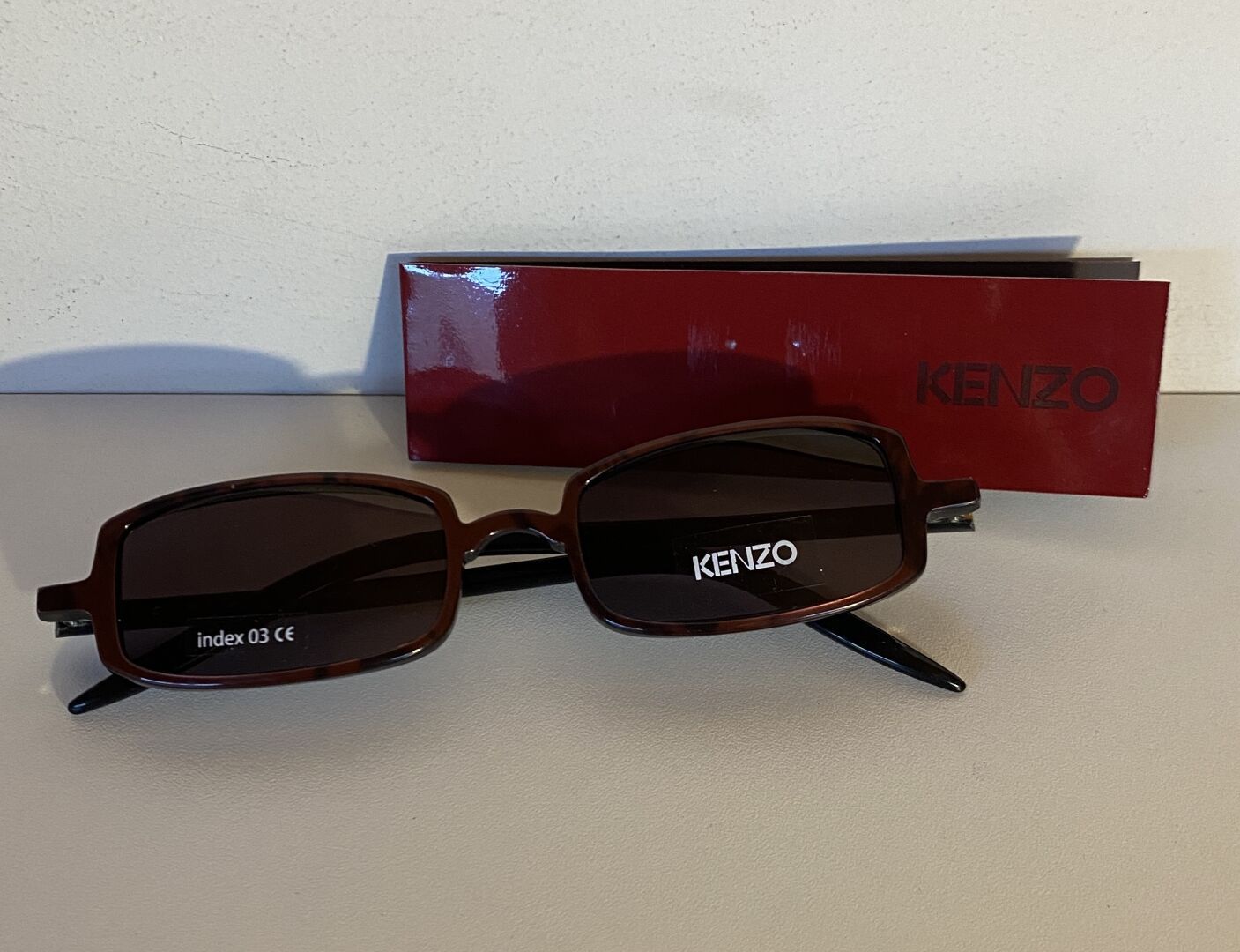 Une paire de lunette KENZO Etat neuf avec étiquette Mise à prix : 10 euros Envoi&hellip;