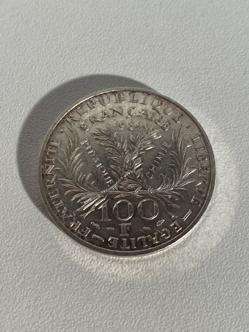 Une pièce de 100 Fr Francs en argent datée de 1984 F MARIE CURIE PB : 15 g Mise &hellip;