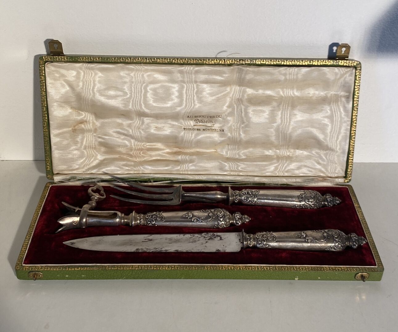 Null 1900年代的Minerve银质餐具，叉形手柄上装饰有Rocaille图案和花朵，包括1把叉子、1把刀和1把羊腿，装在原来的盒子里AU BIJOUX &hellip;