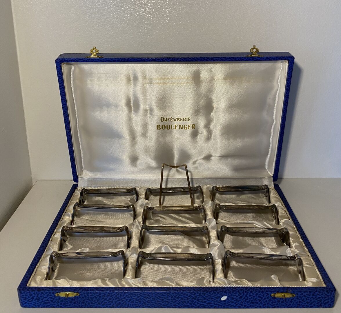 Null 一盒12个带结和丝带装饰的镀银金属BOULENGER刀架，签名为Boulenger，带原包装 - 高：3厘米，宽：9厘米 - 重量：300克 - 价格&hellip;