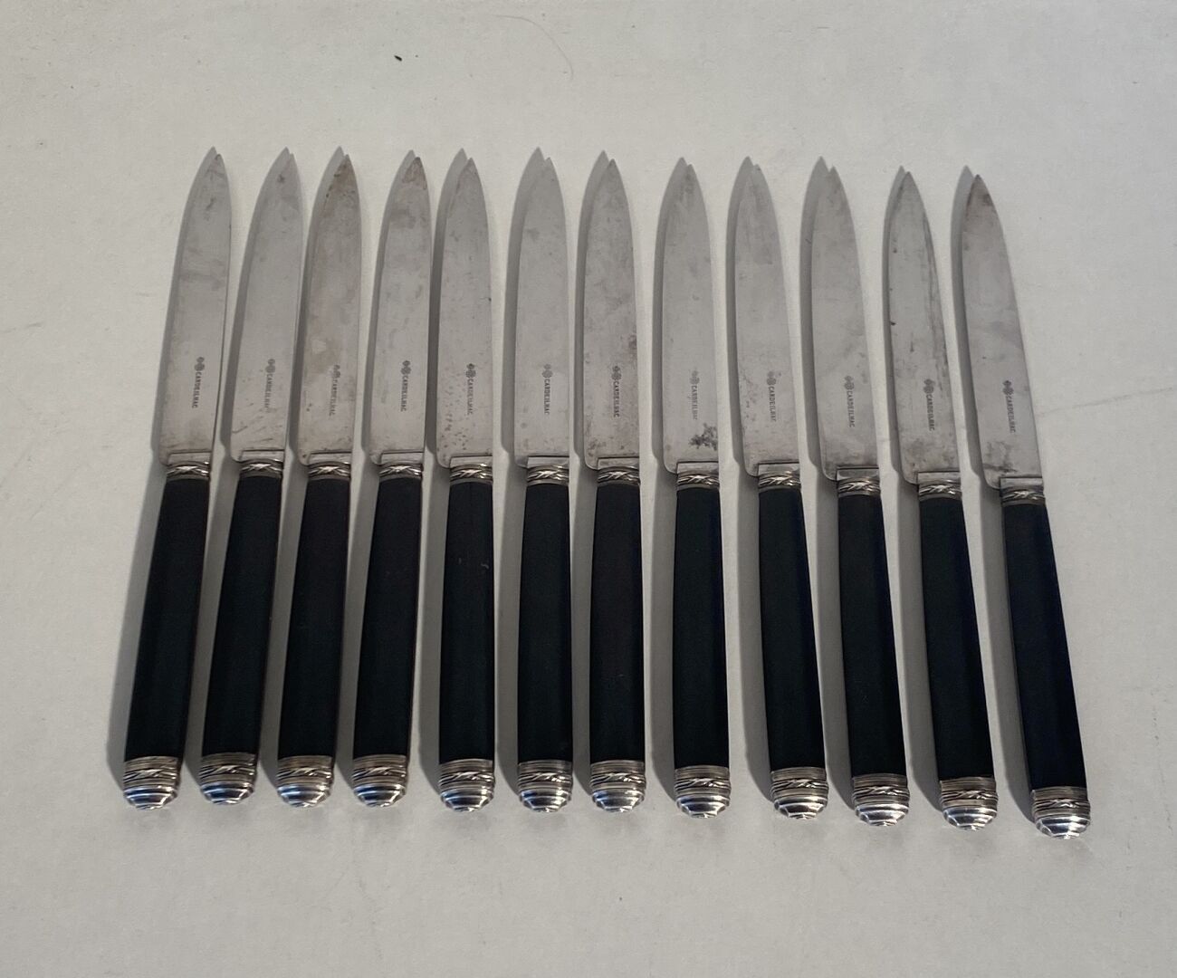 Null 12 cuchillos de postre CARDEILLAC, con mango de madera ennegrecida y plata &hellip;