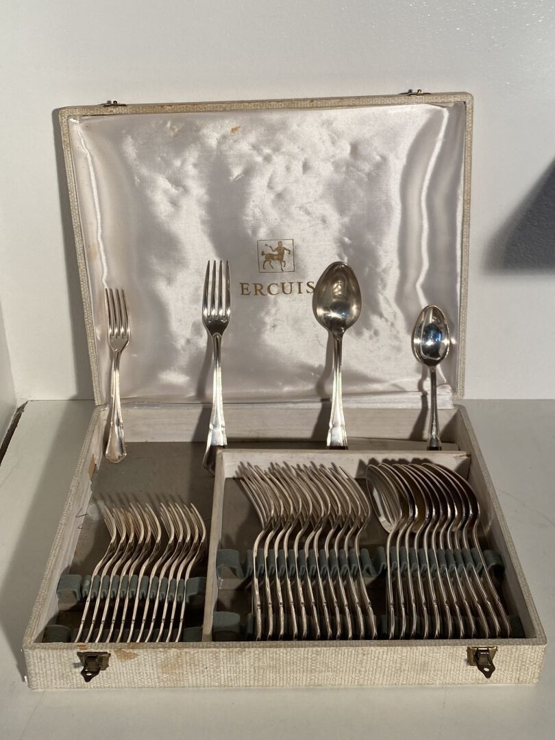 Null ERCUIS镀银双网纹餐具，包括12把汤匙（高：21厘米），10把咖啡匙（高：16.5厘米），12把叉子（高：20厘米）。5厘米）和12把奶酪叉（高：&hellip;