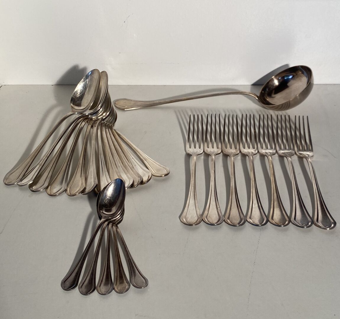 Null CHRISTOFLE镀银家用套装的一部分，具有几何装饰艺术风格，包括一个勺子，12个汤勺，7个叉子和5个咖啡勺 - 签署Christofle和印记O &hellip;