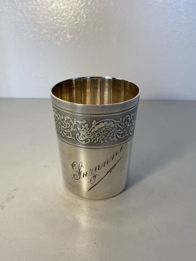 Null Eine Timbale aus Silber mit Gravur Suzanne und Rankendekor - Minerva-Stempe&hellip;