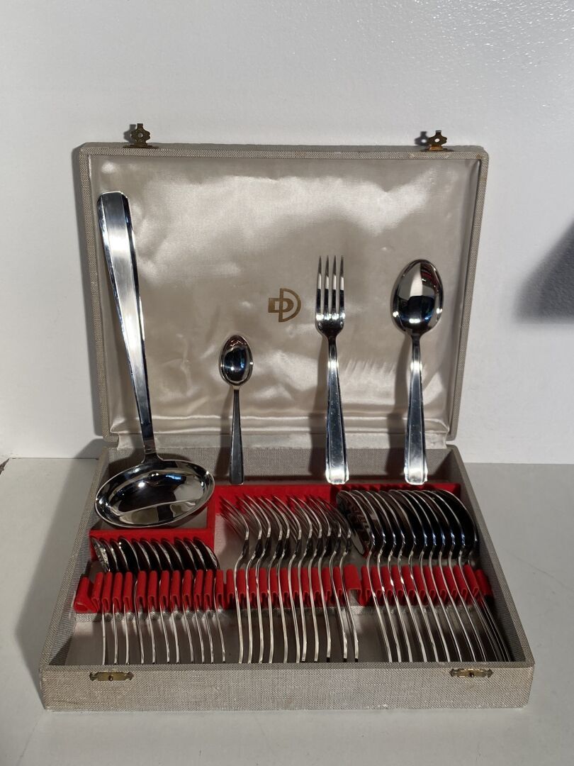 Null 一套完整的不锈钢网饰餐具，包括1个勺子（高：30厘米），12个咖啡勺（高：13.5厘米），12个叉子（高：20.5厘米）和12个汤勺（高：20.5厘米&hellip;