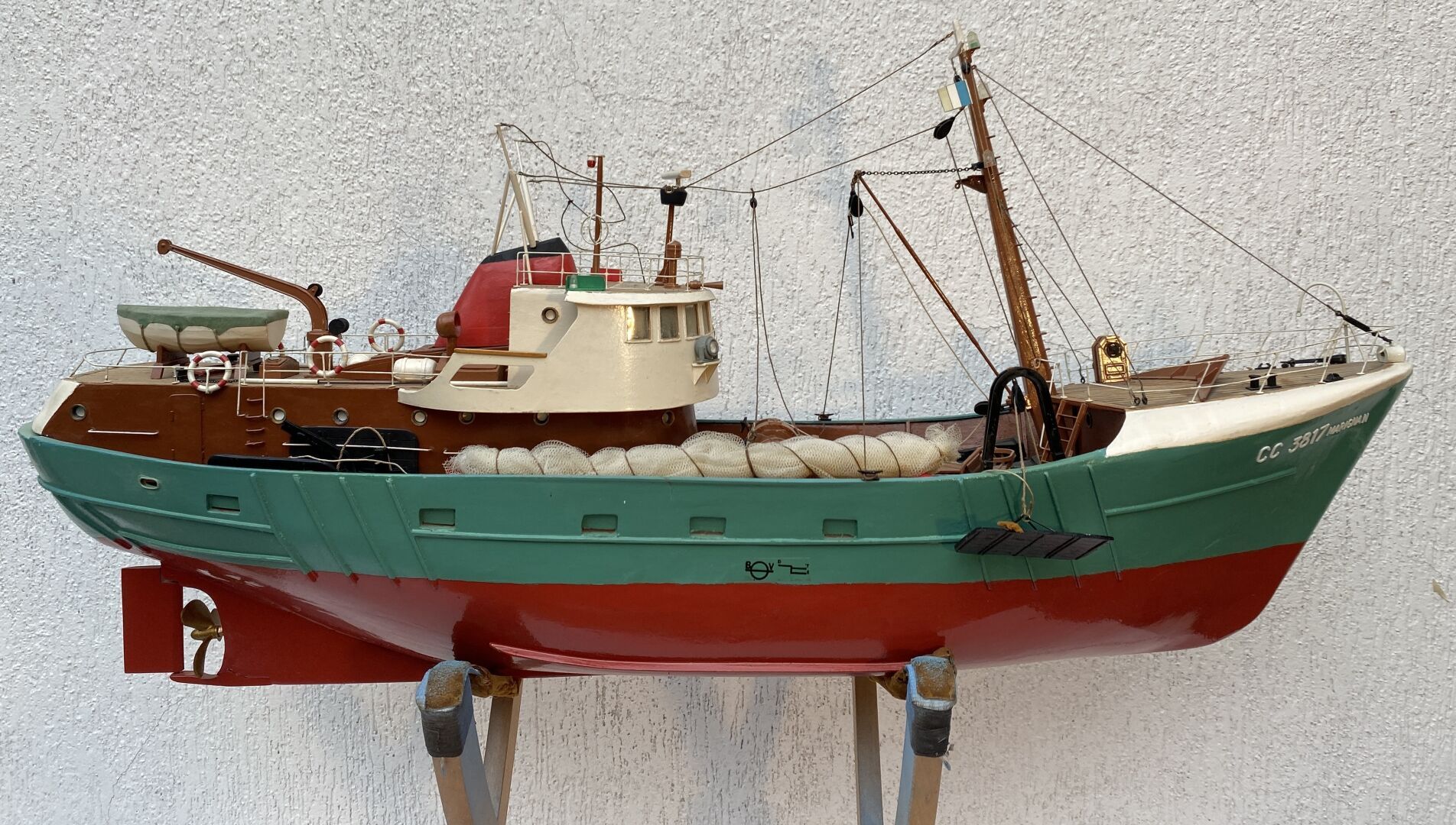 Null Une belle et grande maquette de bateau en bois peint, "Le Marignan Concarne&hellip;