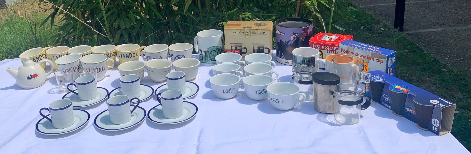 Un gros lot de tasses et mugs comprenant un service de 6…