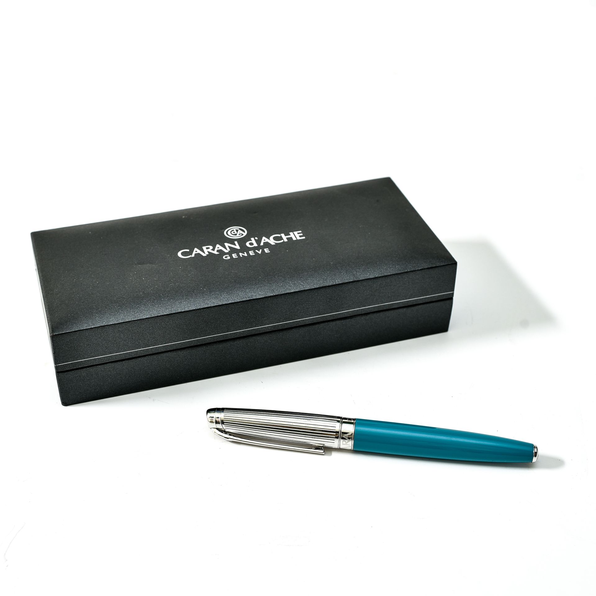 CARAN D'ACHE CARAN d'ACHE

Turquoise Léman ballpoint pen



in its original case