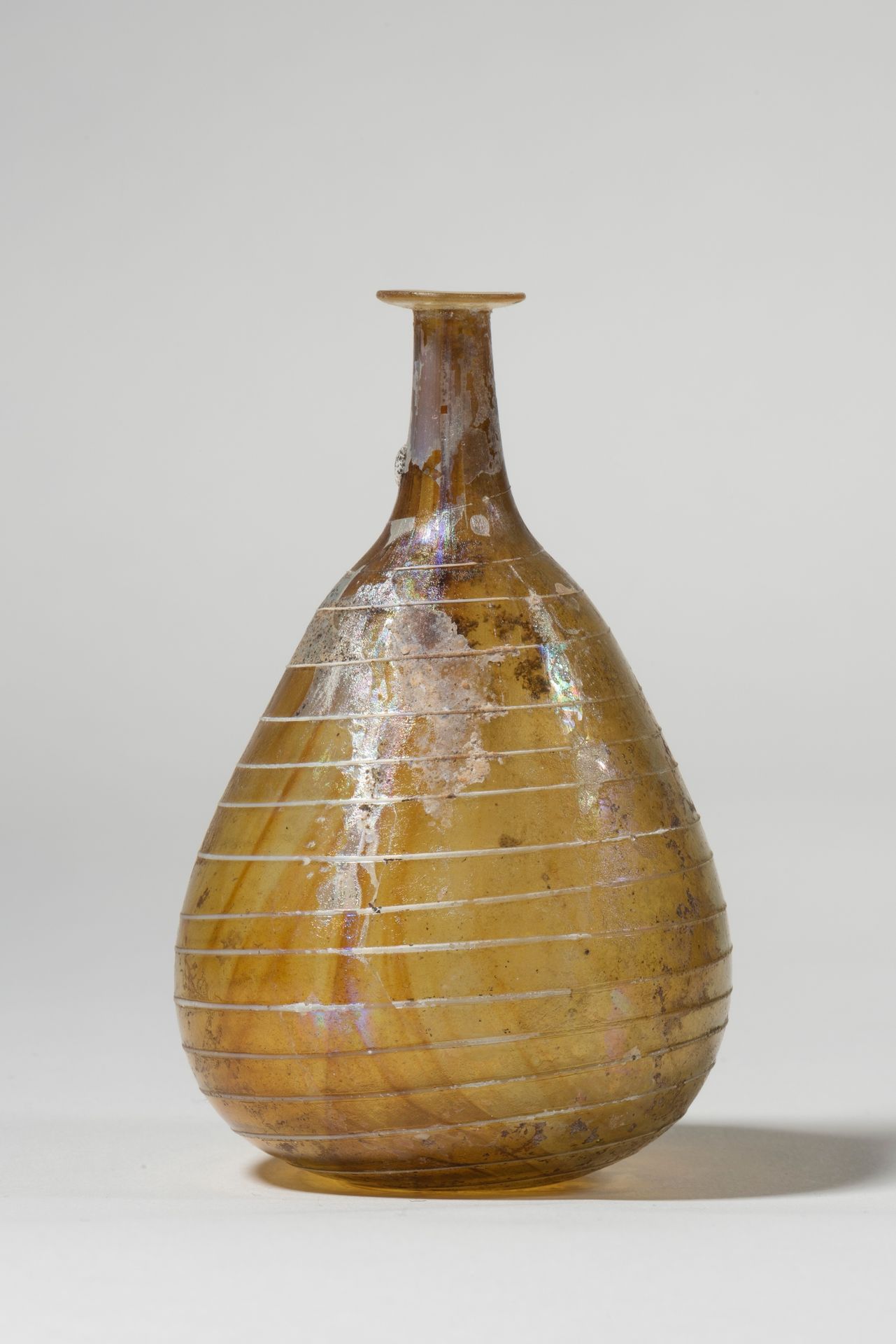 Flacon à panse piriforme et décor de fils blancs 1ST CENTURY

Pear-shaped flask &hellip;